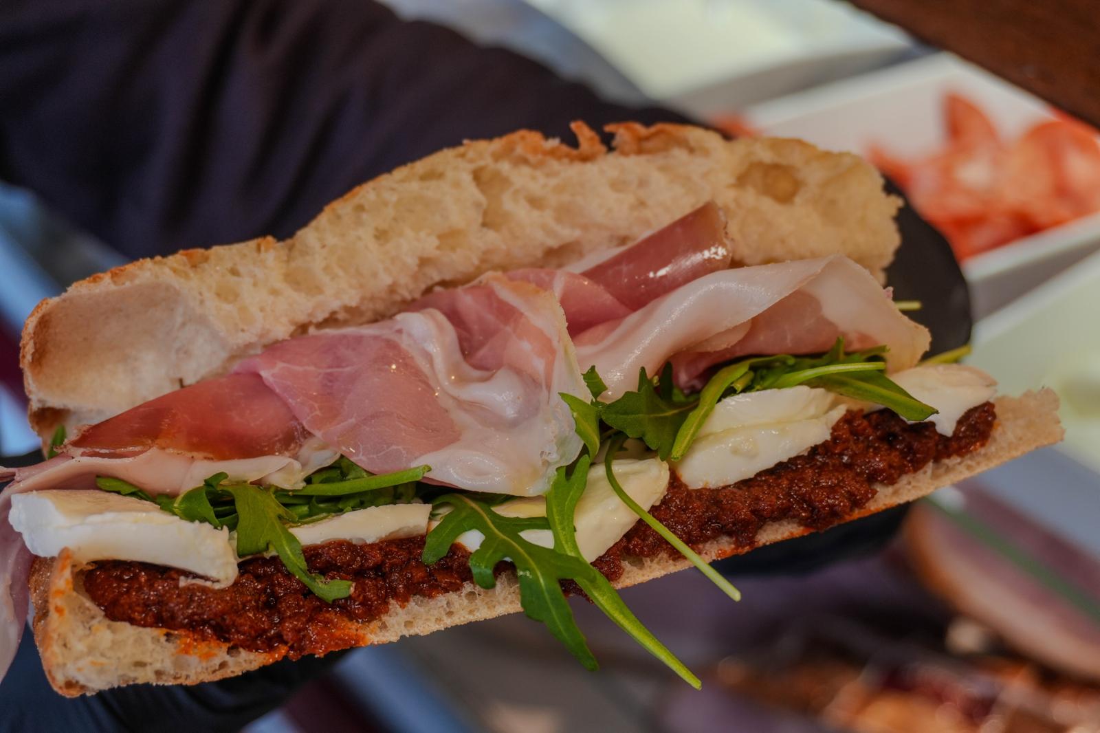 Schiacciata ripiena con prosciutto crudo